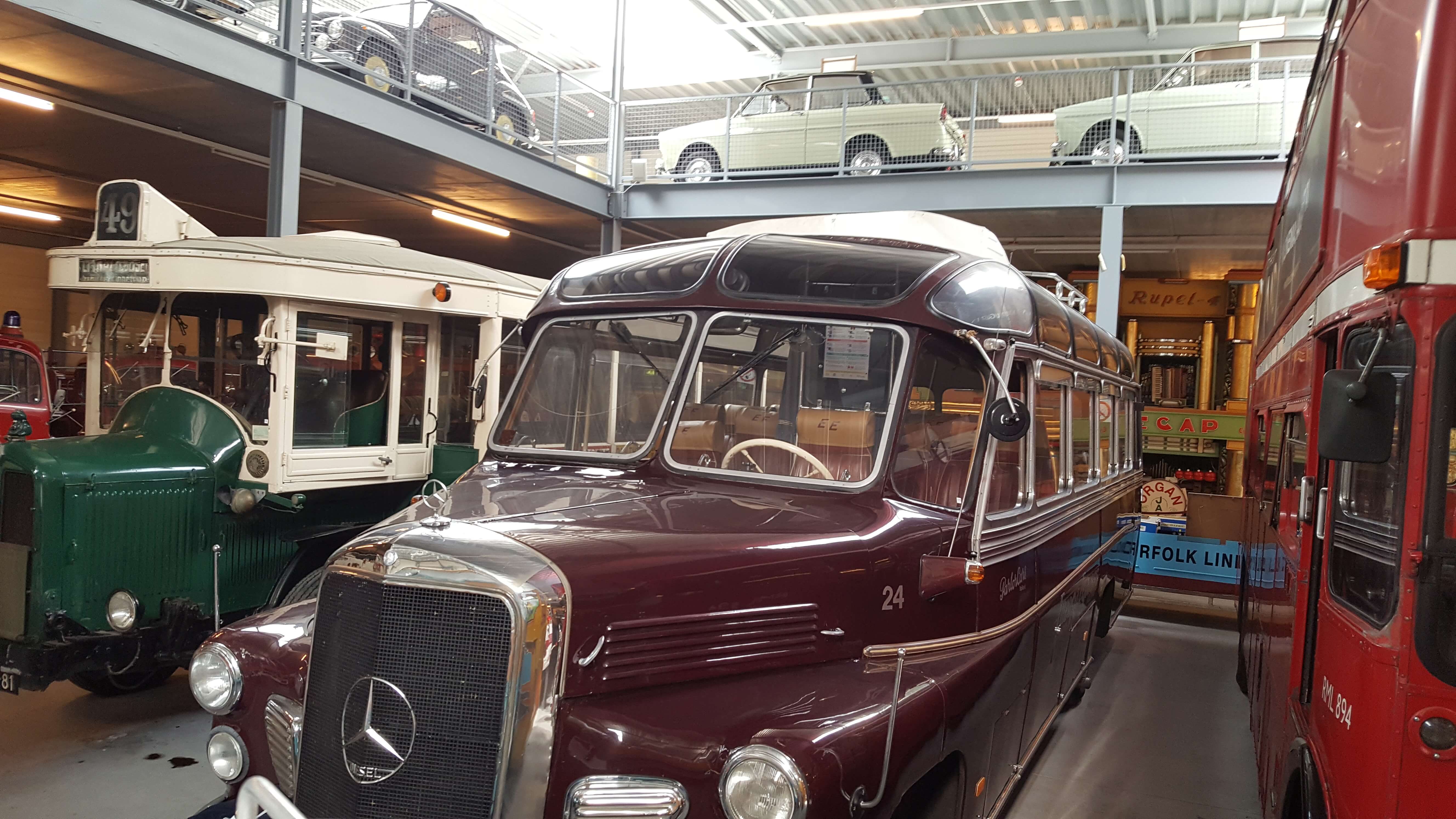 Nieuwe bussen geschonken door Dick Vermaat